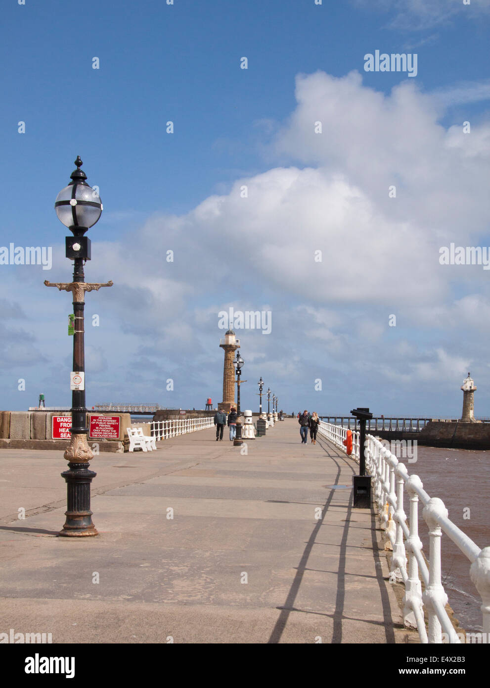 Vue de la jetée de Whitby, avec les deux phares dans l'arrière-plan. Banque D'Images