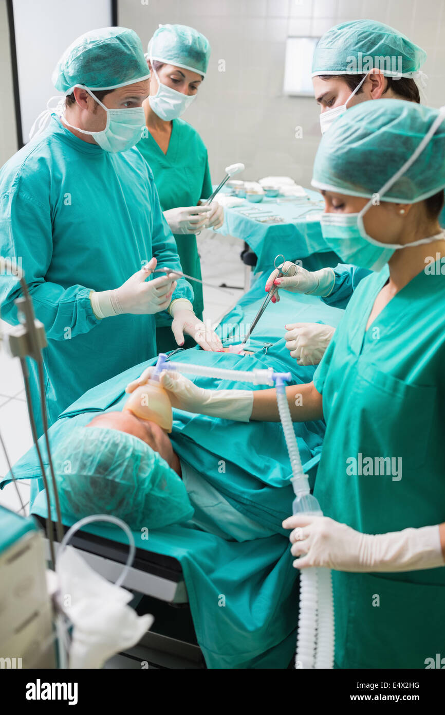 Nurse holding d'un masque à oxygène de patient Banque D'Images