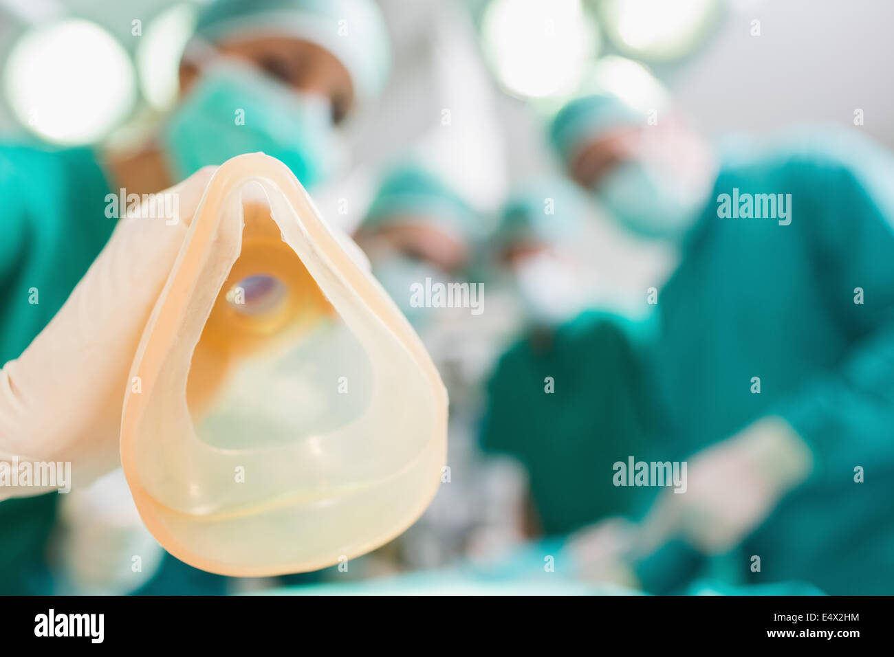 Se concentrer sur un masque à oxygène Banque D'Images