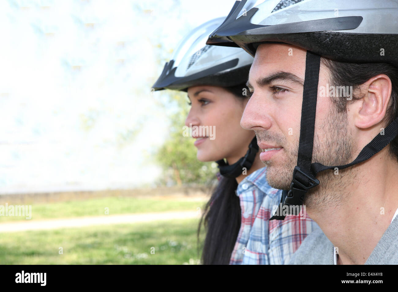 Couple riding bikes Banque D'Images