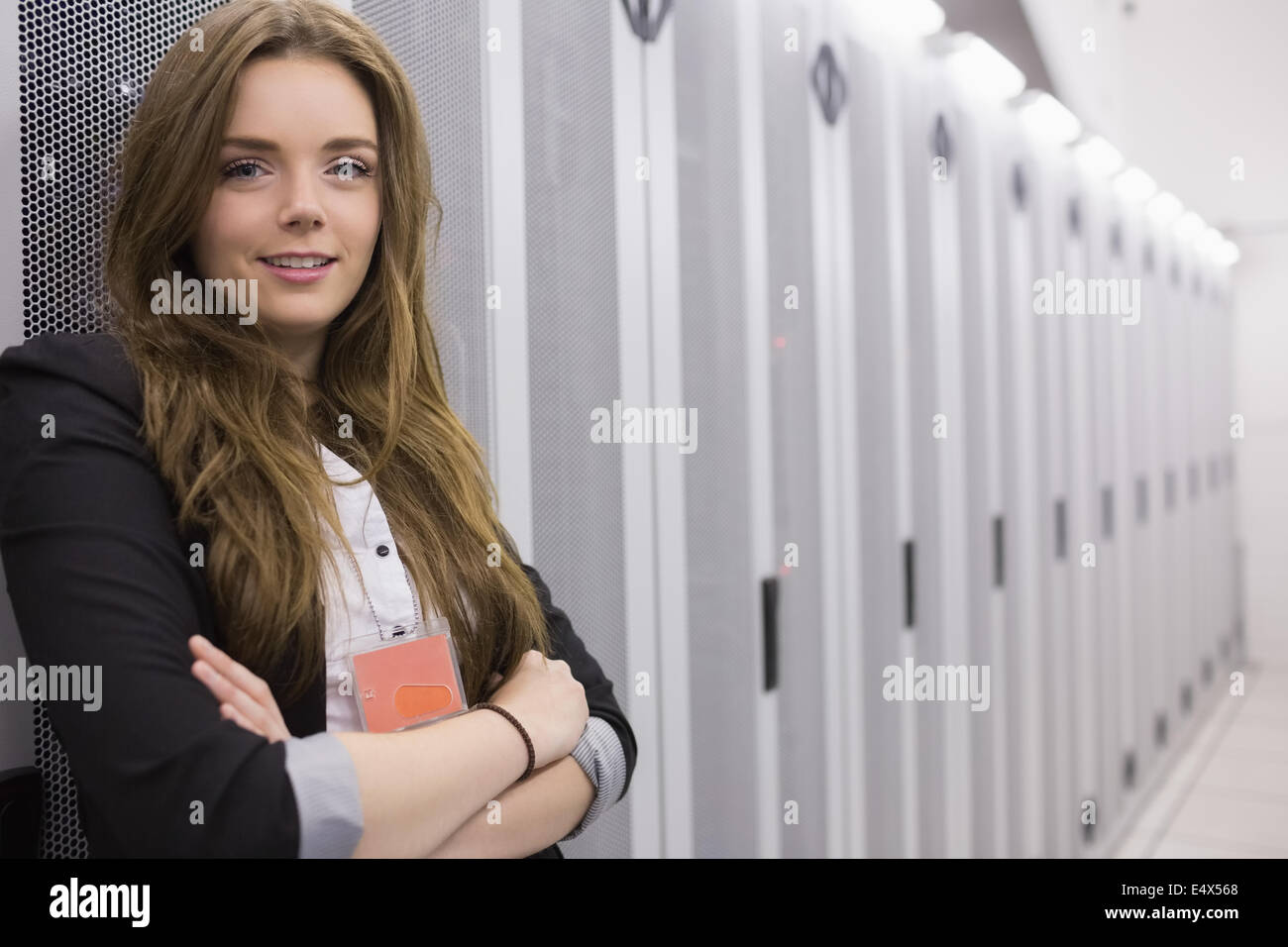 Happy Girl standing in installation de stockage des données Banque D'Images
