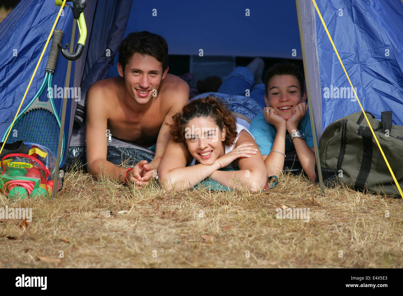 Famille sur un voyage de camping Banque D'Images