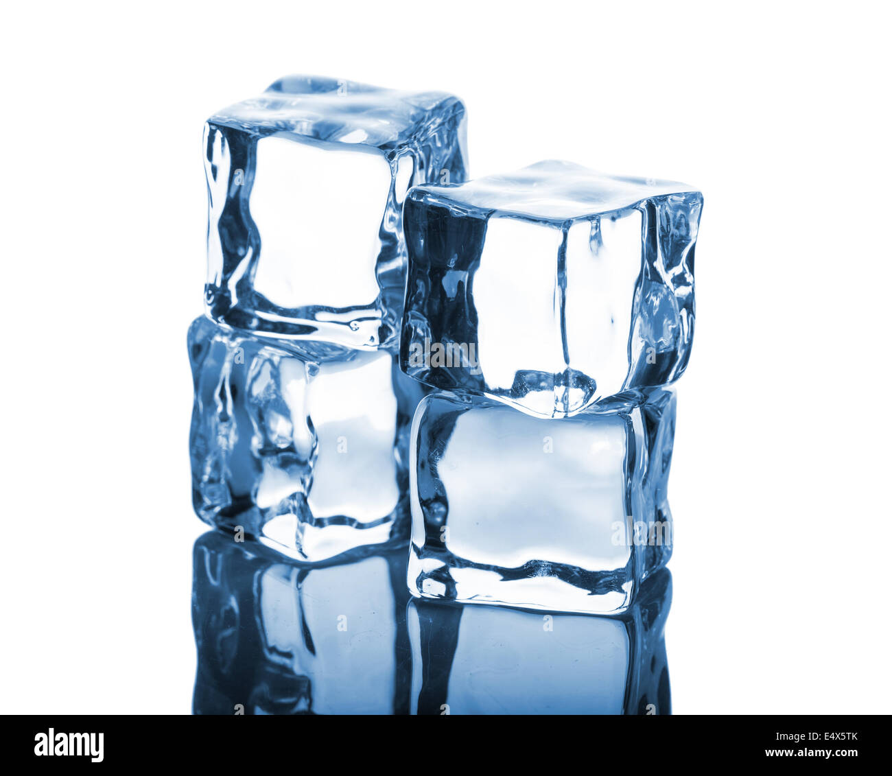 Quatre cubes de glace avec la réflexion Banque D'Images