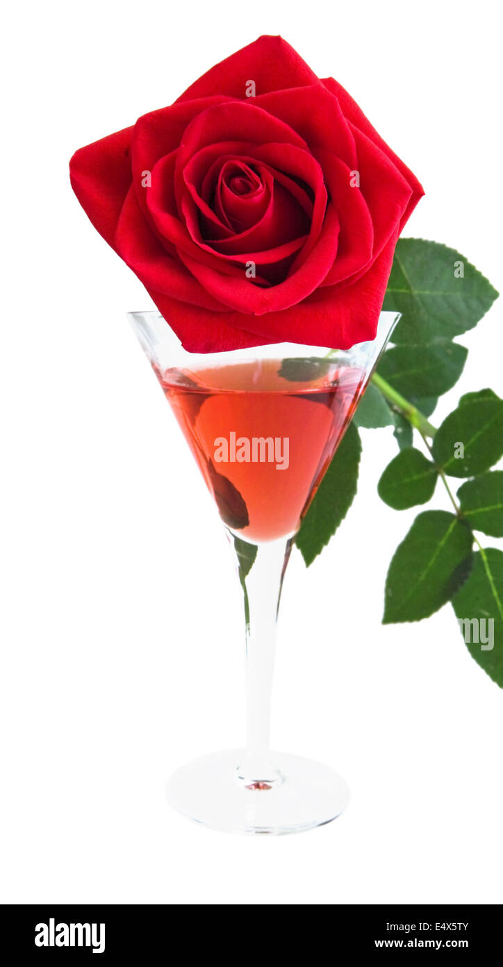 Rose rouge et l'alcool dans un verre de célébration Banque D'Images