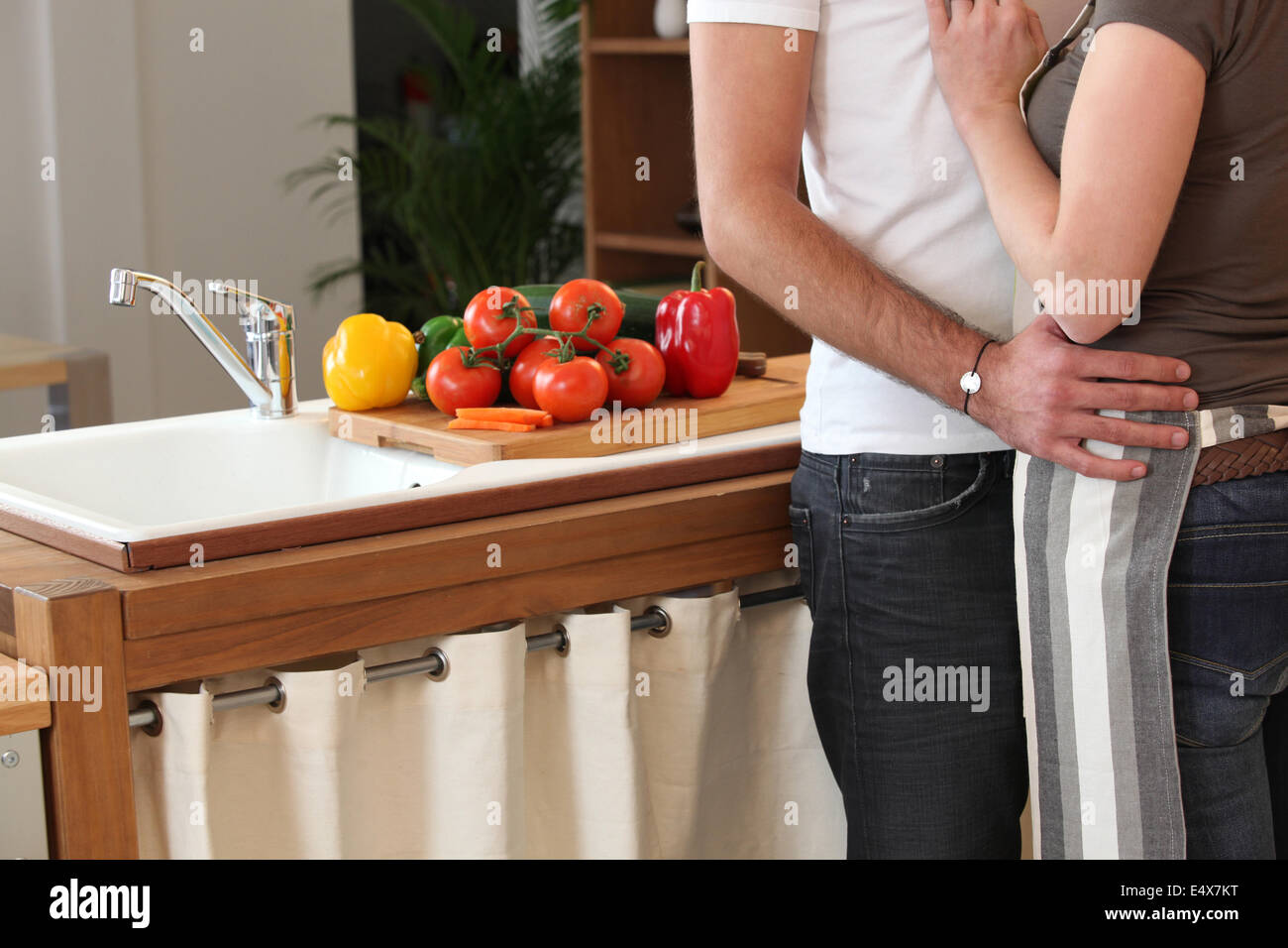 Couple hugging tendrement dans la cuisine Banque D'Images