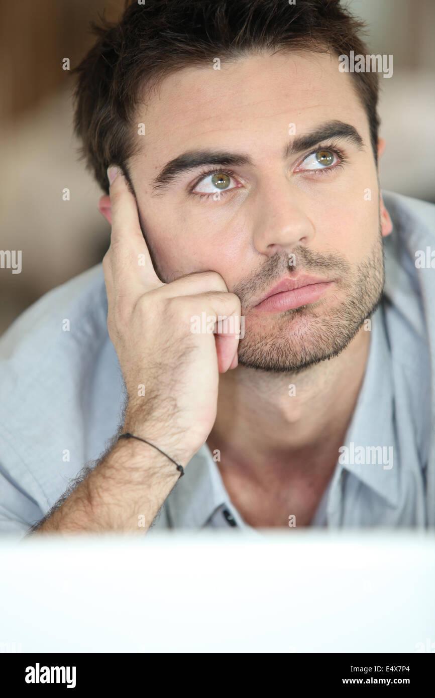 Mà Jeune homme regardant vers le haut Banque D'Images