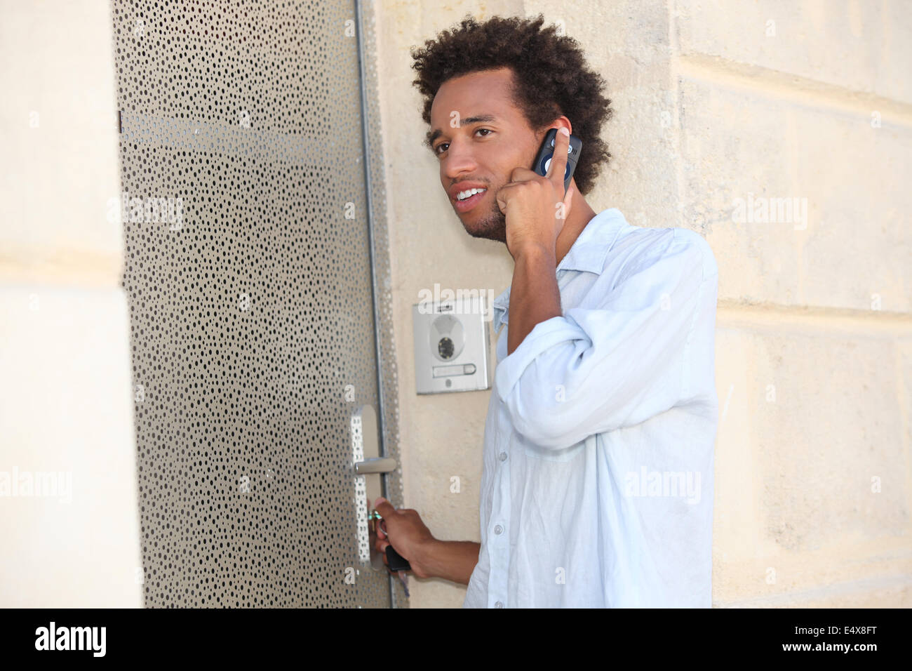 Portrait d'un homme à la porte Banque D'Images