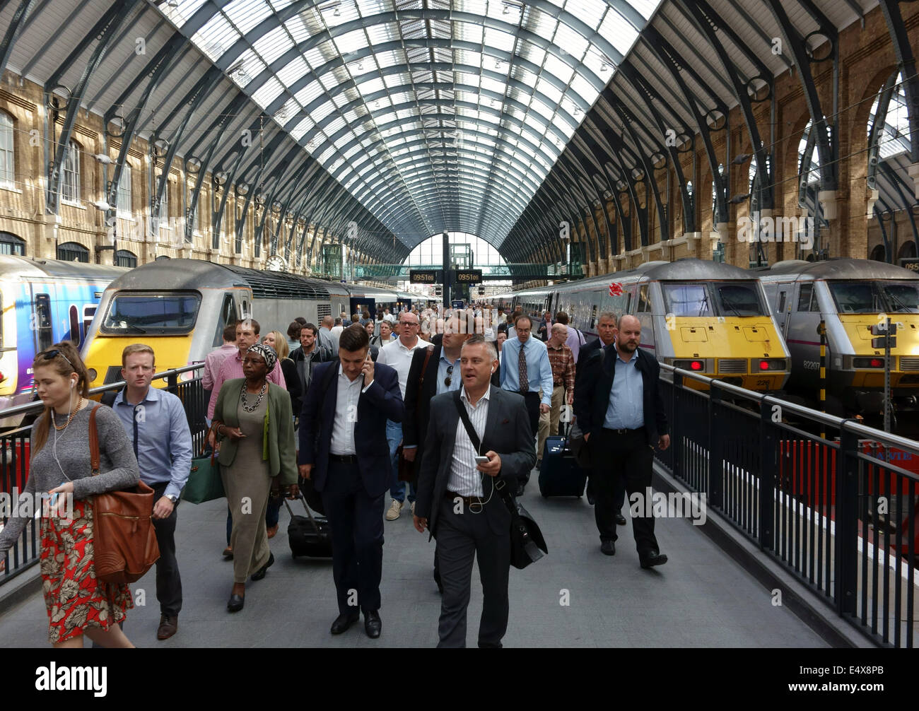 Les passagers arrivant au large de train à la gare de King's Cross, Londres Banque D'Images