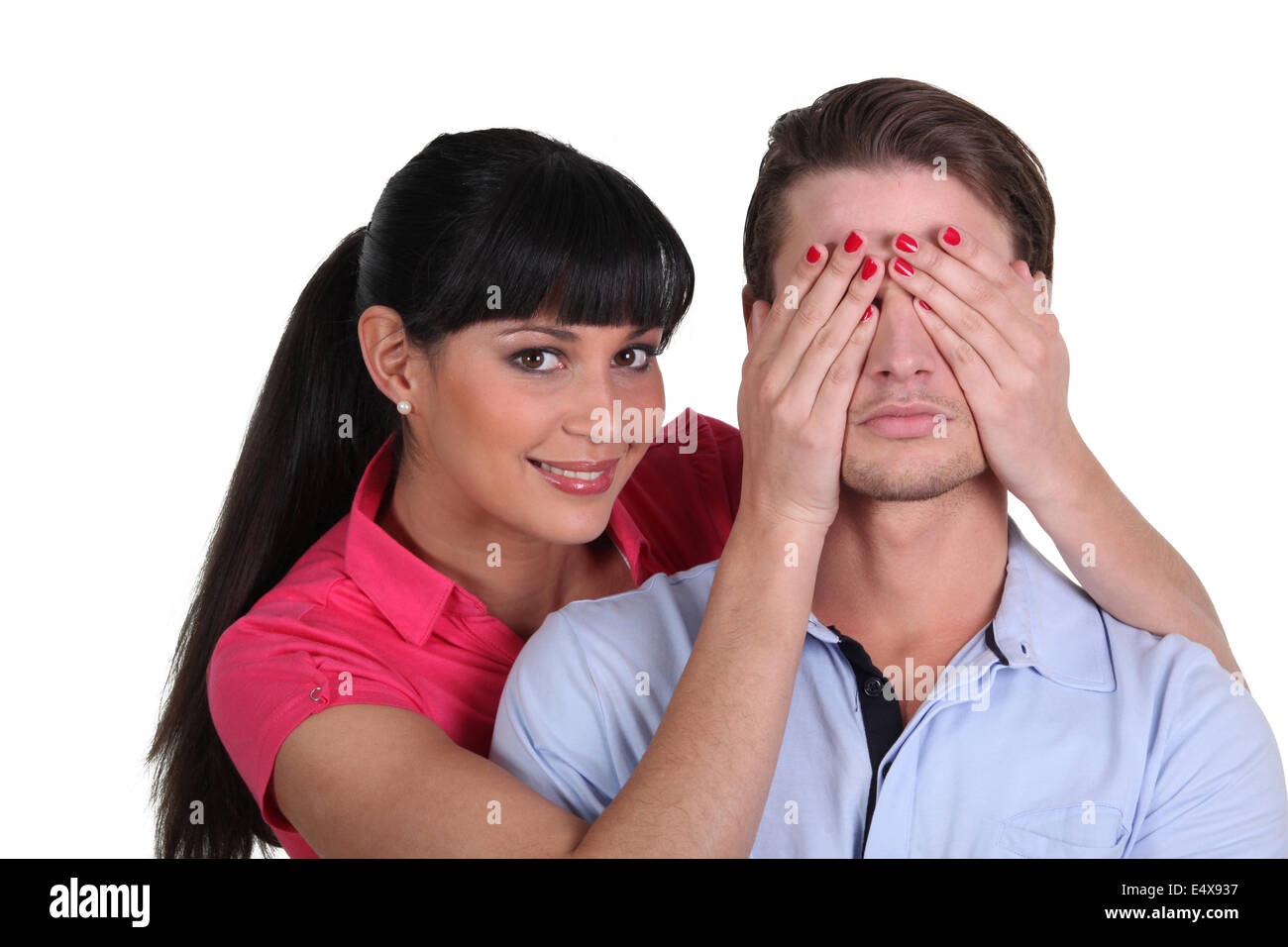 Femme couvrant un homme dans les yeux Banque D'Images