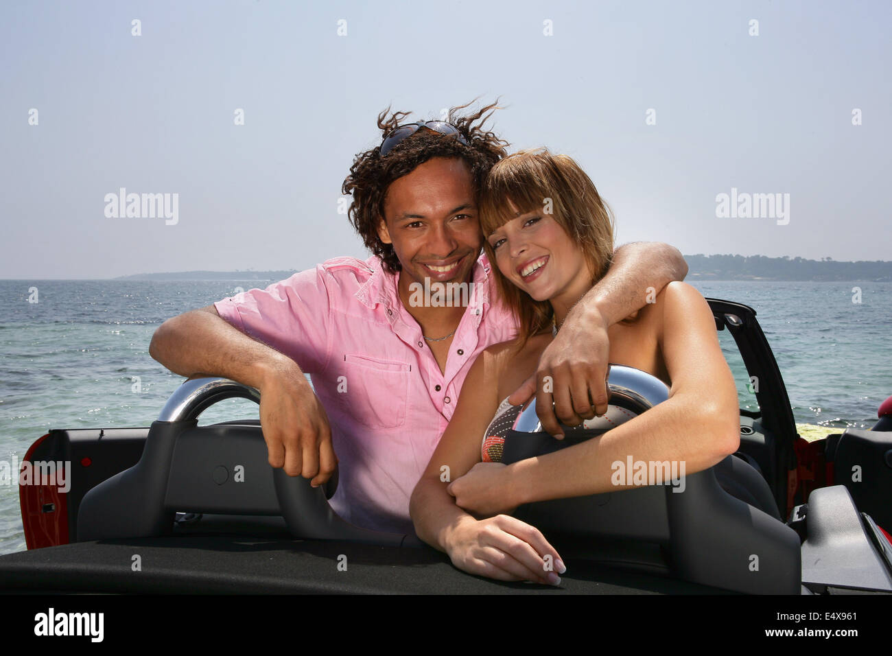 Couple heureux dans une voiture décapotable Banque D'Images