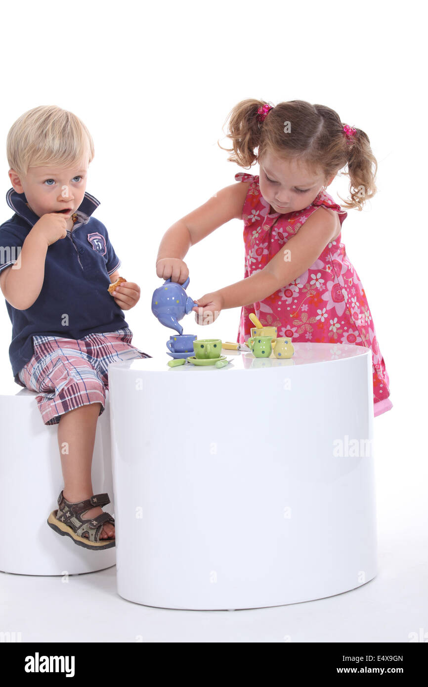 Deux petits enfants ayant un thé Banque D'Images