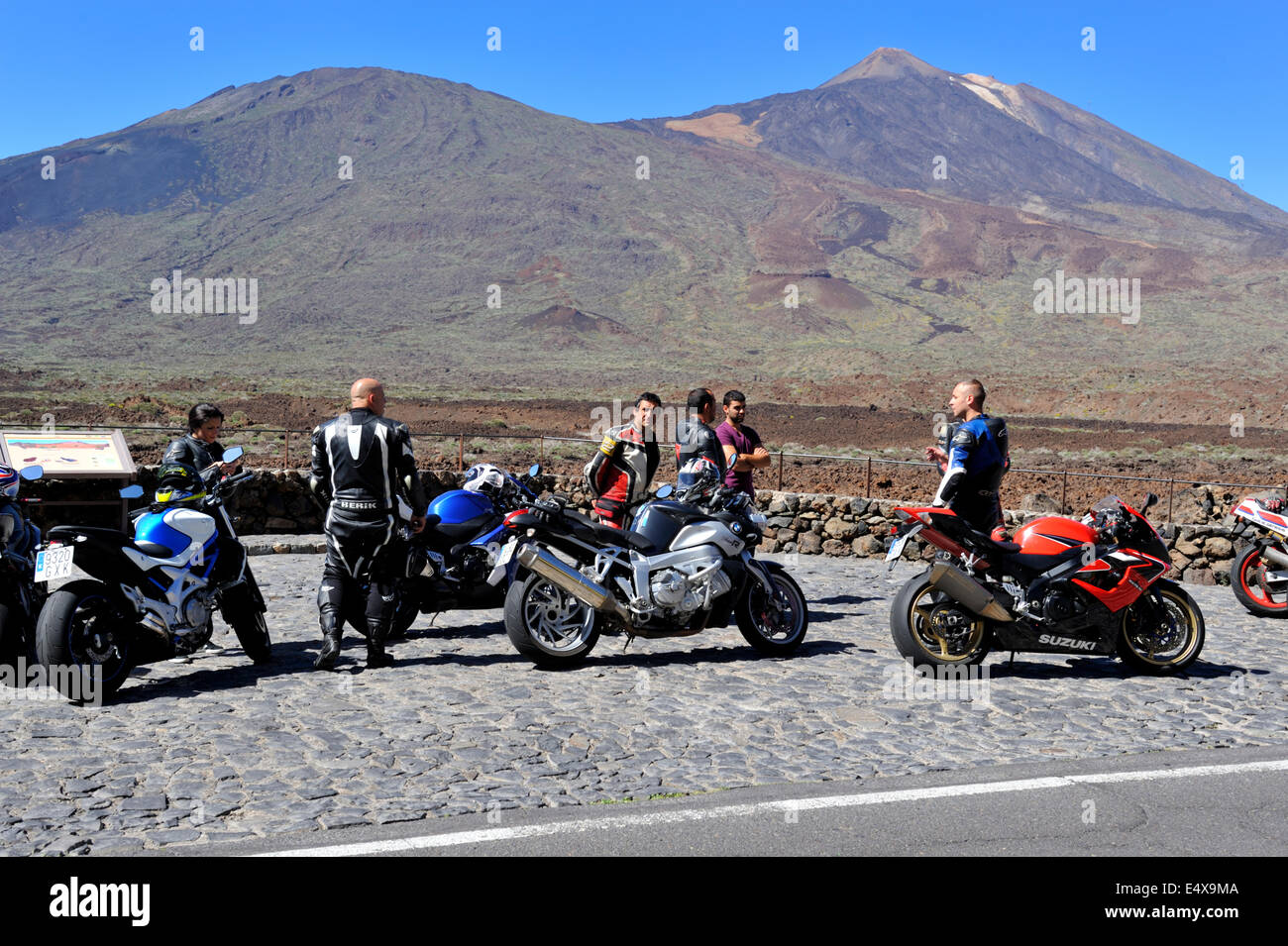 Les Motocyclistes en aire dans le Parc National du Teide Teide avec en arrière-plan droit et Pico Viejo sur gauche, Tenerife Banque D'Images