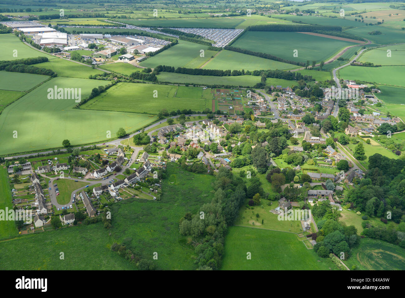 Une vue aérienne de chipping Warden Northants avec l'Appletree Industrial Estate (ex-RAF Chipping Warden) dans l'arrière-plan Banque D'Images