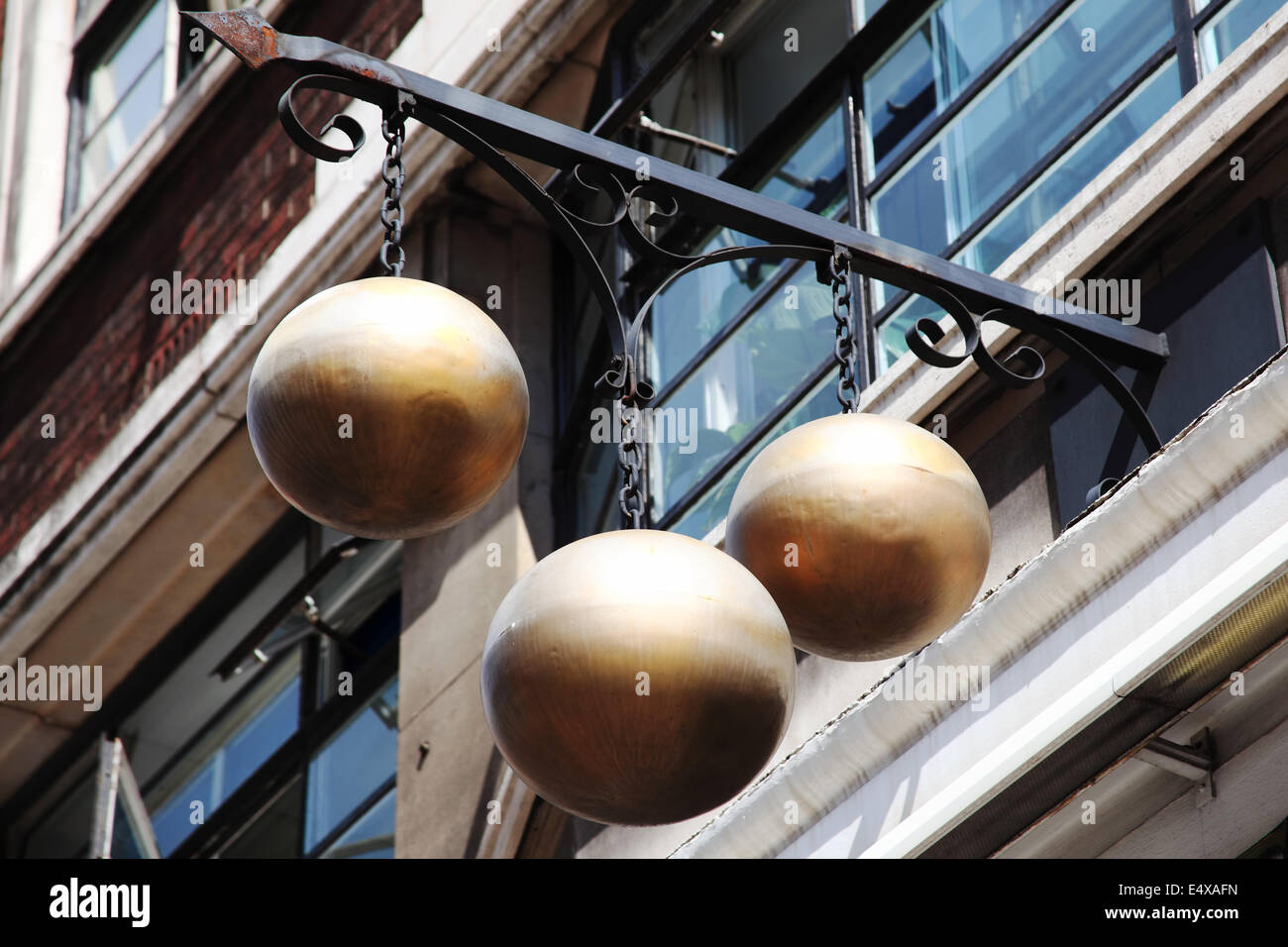 La boutique de prêteur sur gages trois boules laiton signe de prêt d'argent Banque D'Images