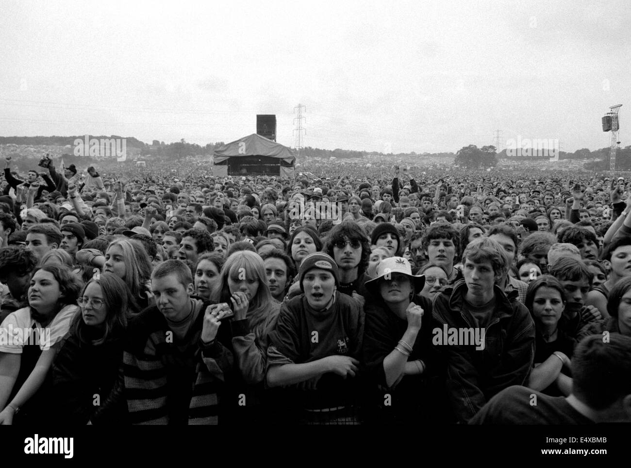 Étape pyramide foule au festival de Glastonbury 1997. Somerset, Angleterre, Royaume-Uni. Banque D'Images