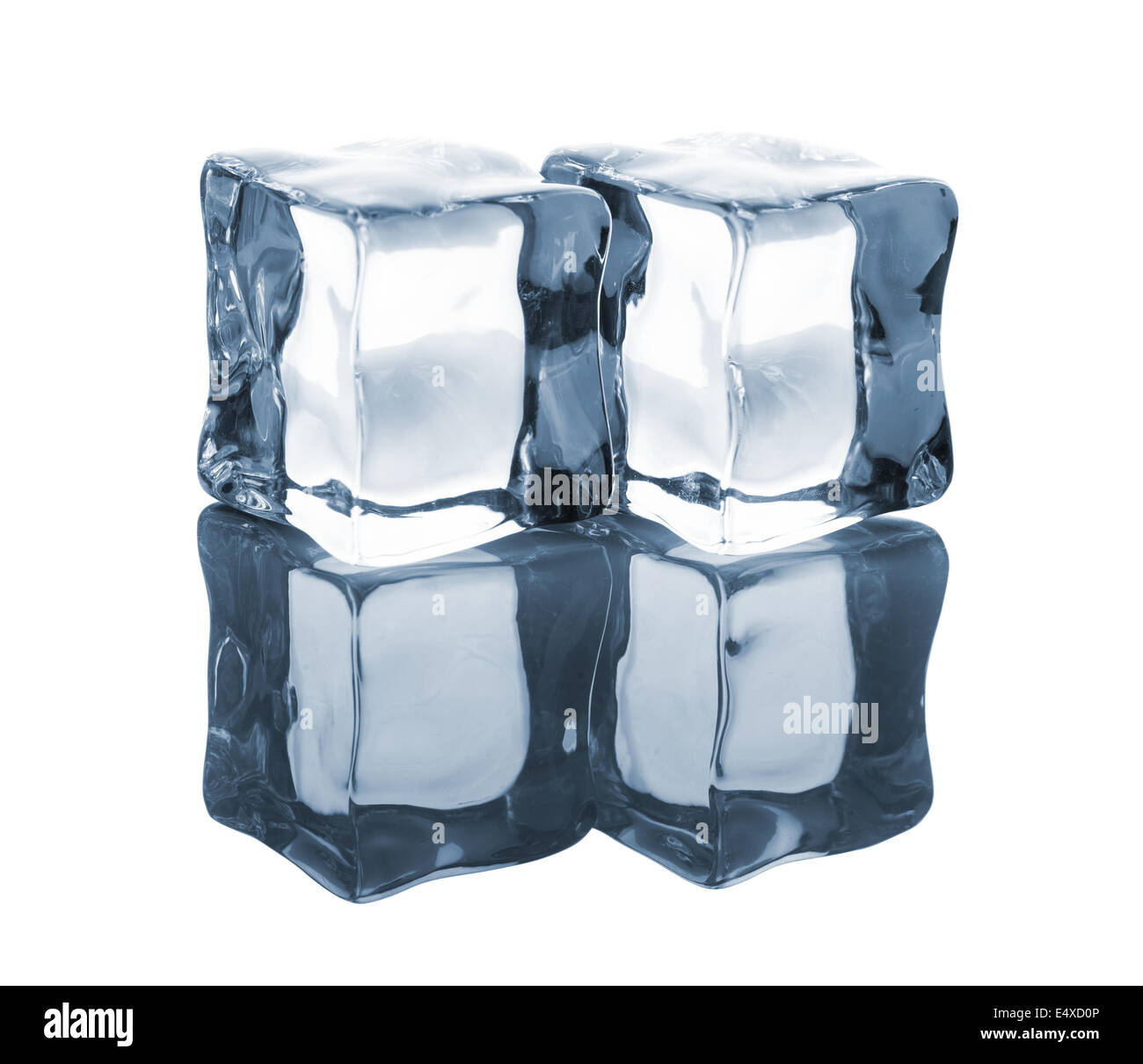 Paire de blue ice cubes avec réflexion Banque D'Images