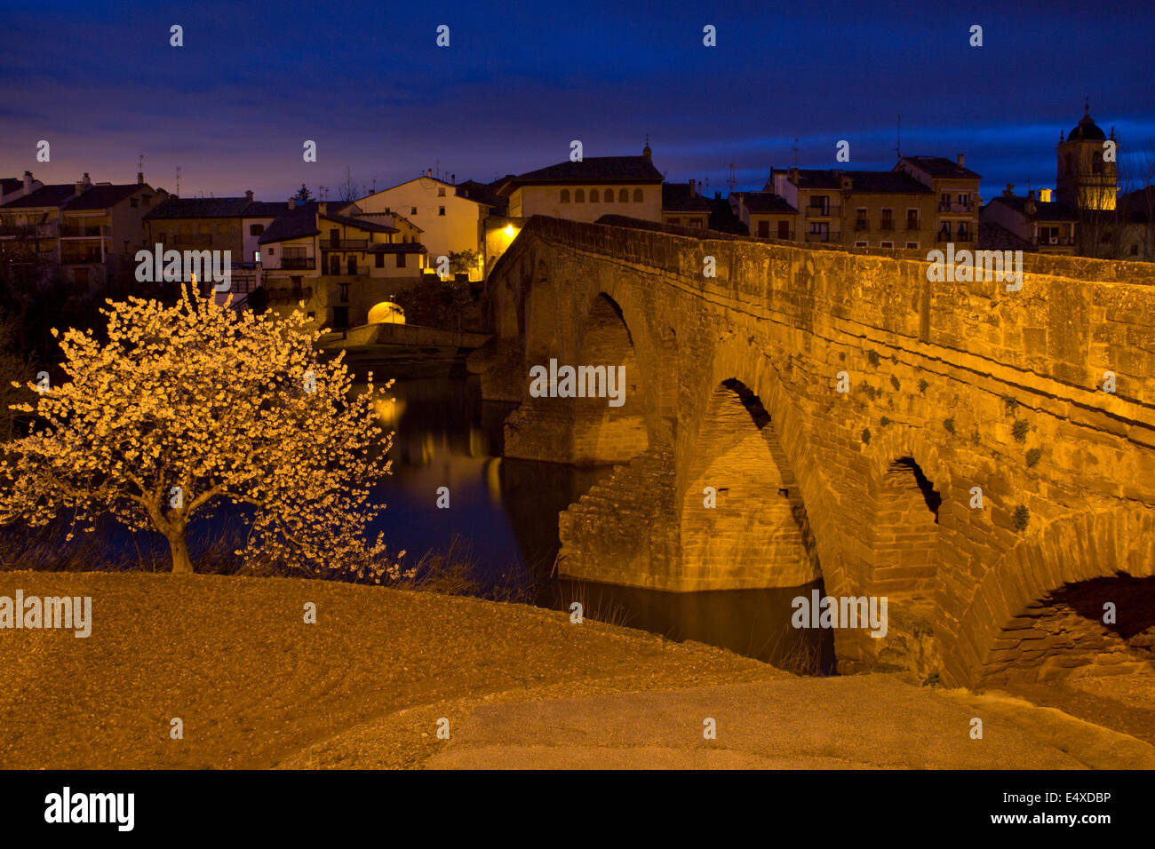 Puente la Reina en nocturne sur la grande marche de Saint James, Jakobsweg, Camino de Santiago, Espagne, España, Spanien Banque D'Images