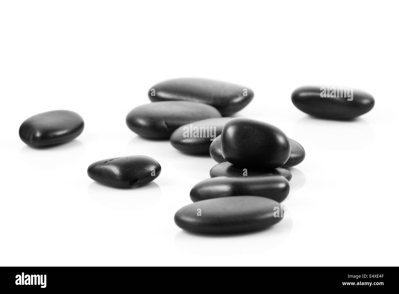 Des pierres empilées, massage noir isolé. Banque D'Images