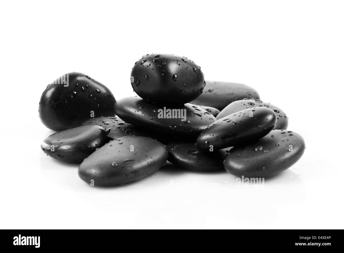 Des pierres empilées, massage noir isolé. Banque D'Images