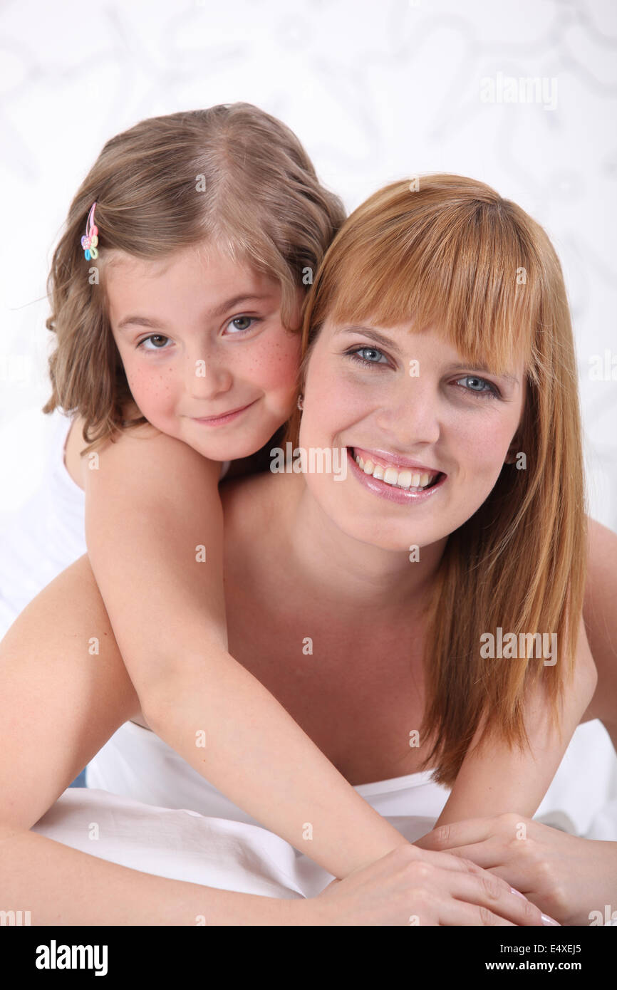 Mère et fille sur le lit de pose Banque D'Images
