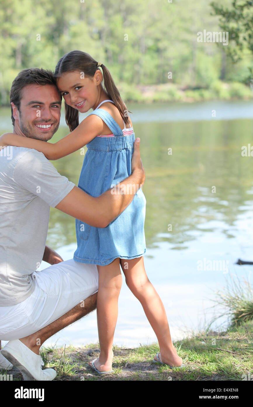 Père et fille debout sur une berge Banque D'Images