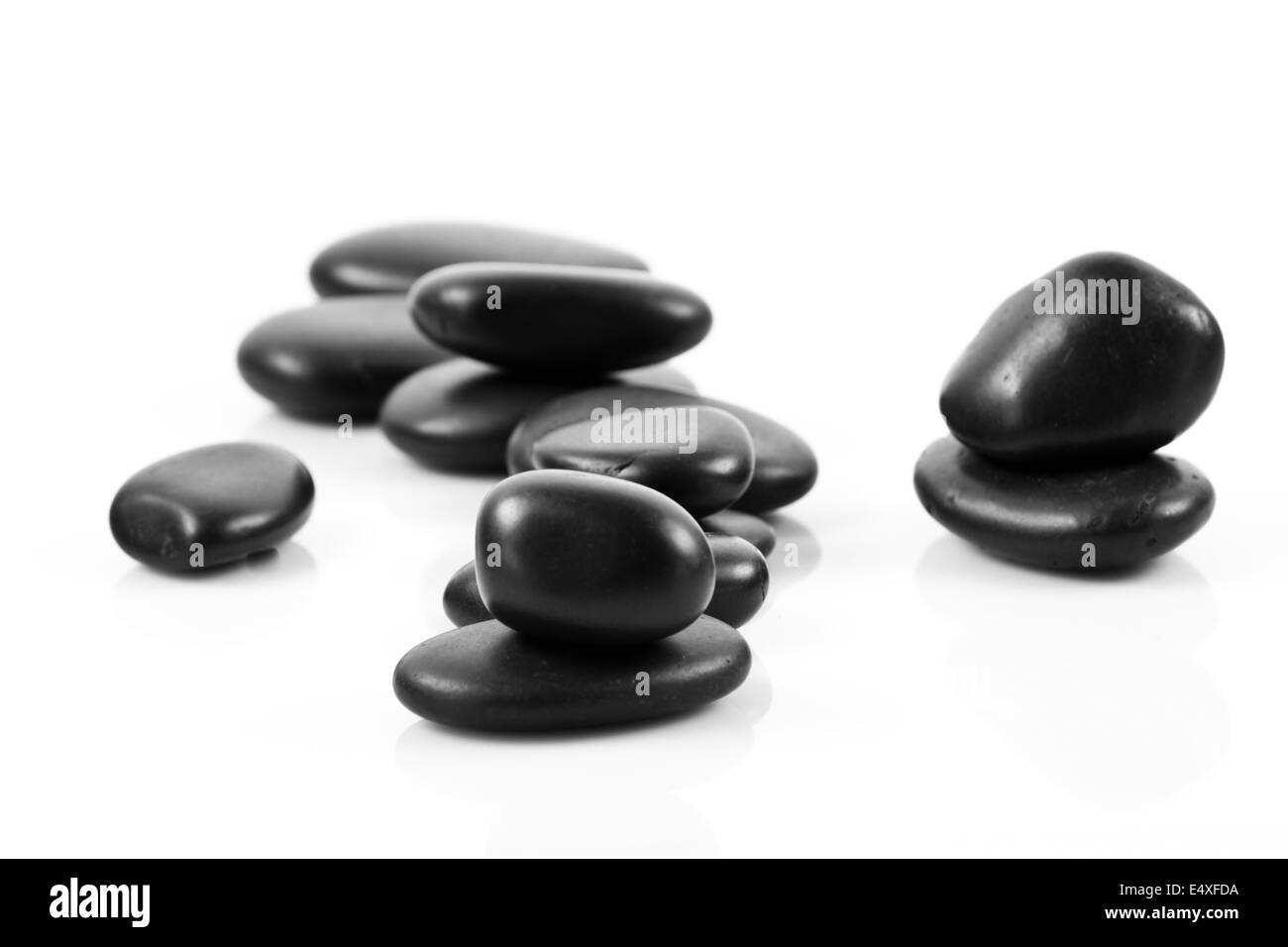 Des pierres empilées, massage noir isolé. Banque D'Images