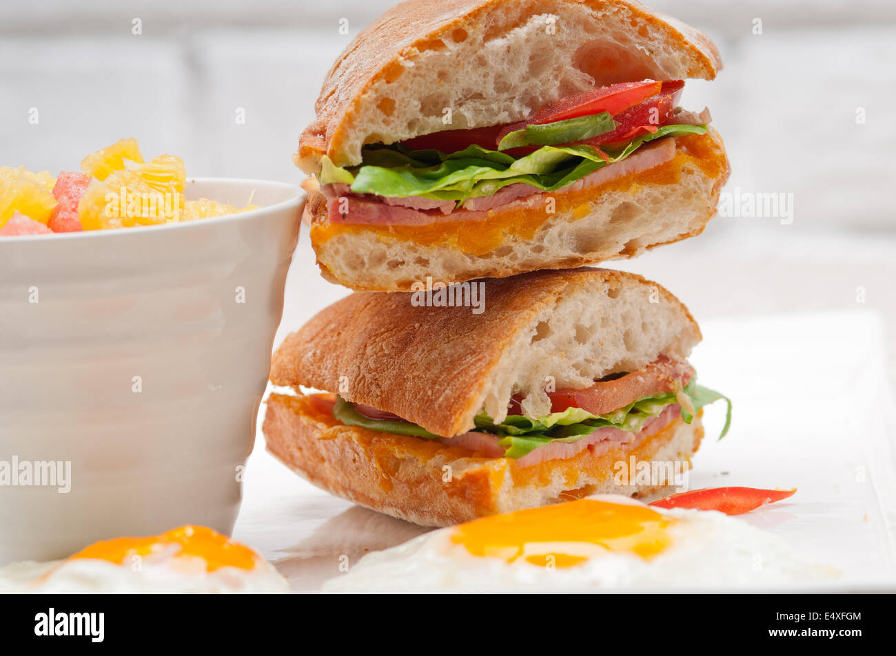 Sandwich panini ciabatta laitue tomate oeufs Banque D'Images
