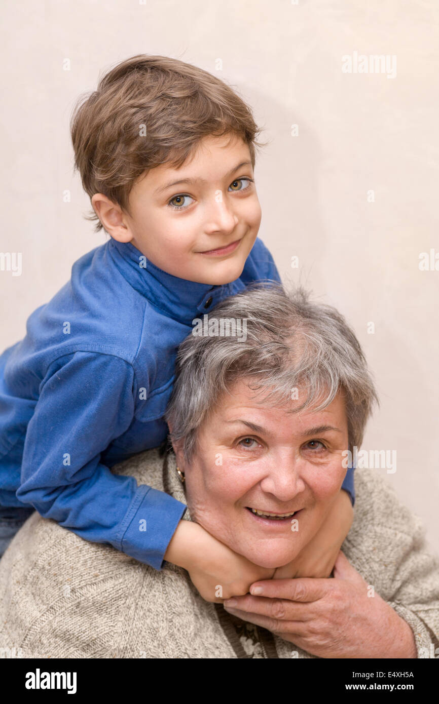 Grand-mère et son petit-fils à l'intérieur Banque D'Images