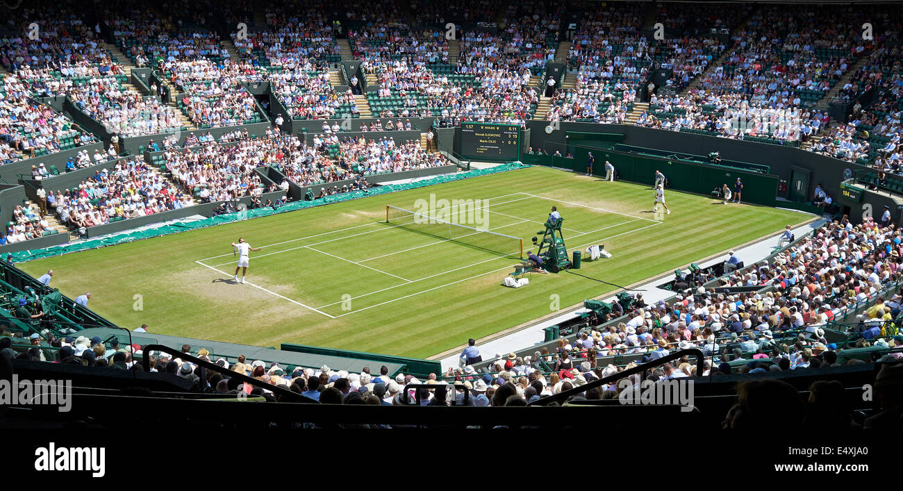 Championnat de tennis de Wimbledon , 2014, court numéro 1, quarts de finale des hommes, Novak Djokovic contre Marin Cilic Banque D'Images