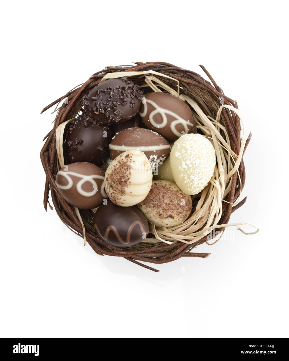 Des Œufs en chocolat dans un nid Banque D'Images