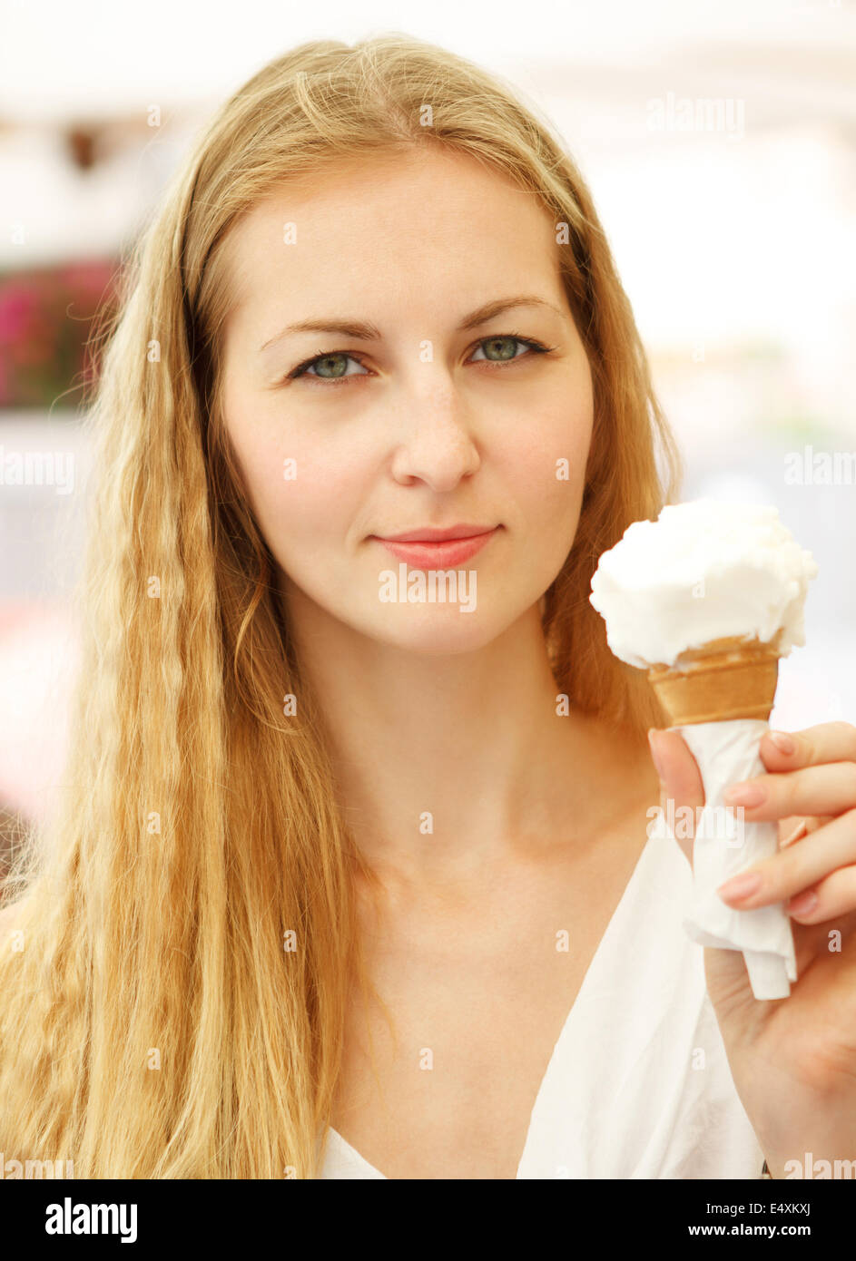 Jeune blond woman holding ice cream cone Banque D'Images