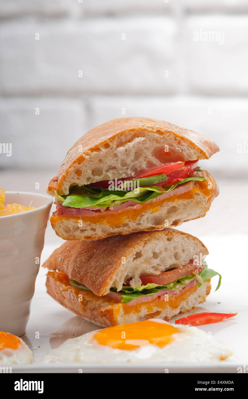 Sandwich panini ciabatta laitue tomate oeufs Banque D'Images