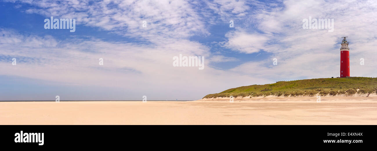 Phare rouge vif le long de la plage sur l'île hollandaise de Texel Banque D'Images
