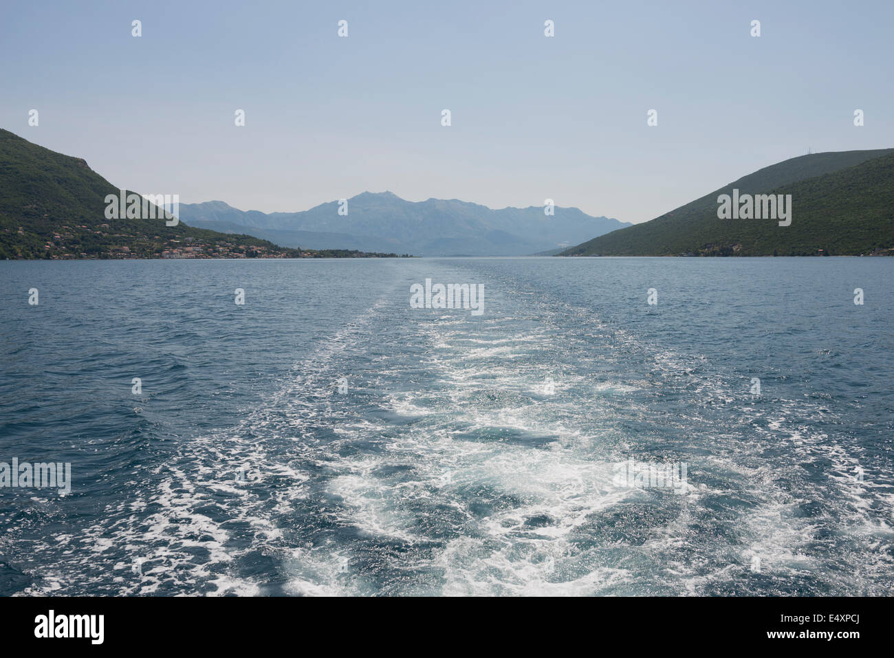 Seascape de Herceg Novi bay à Kumbor cou avec Kumbor, sentier mousseux derrière et le Mont Lovcen au loin. Banque D'Images