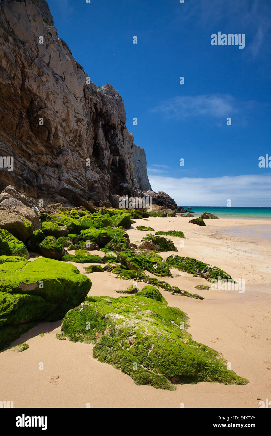 Les roches de haute et de danger sur la célèbre plage de surf près du cap St.Vincente, Sagres, Portugal Banque D'Images