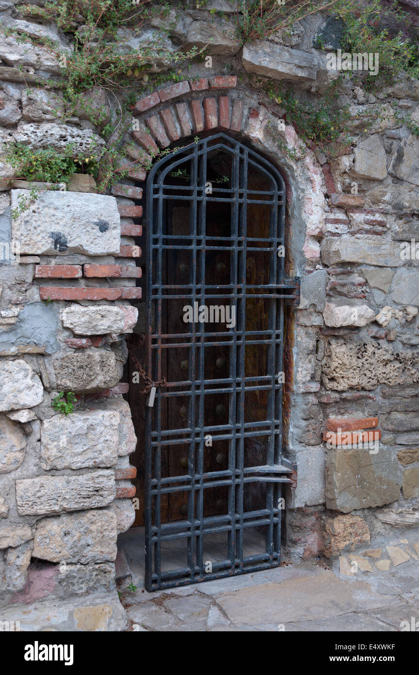 Grille de porte dans un vieux mur de briques. Banque D'Images