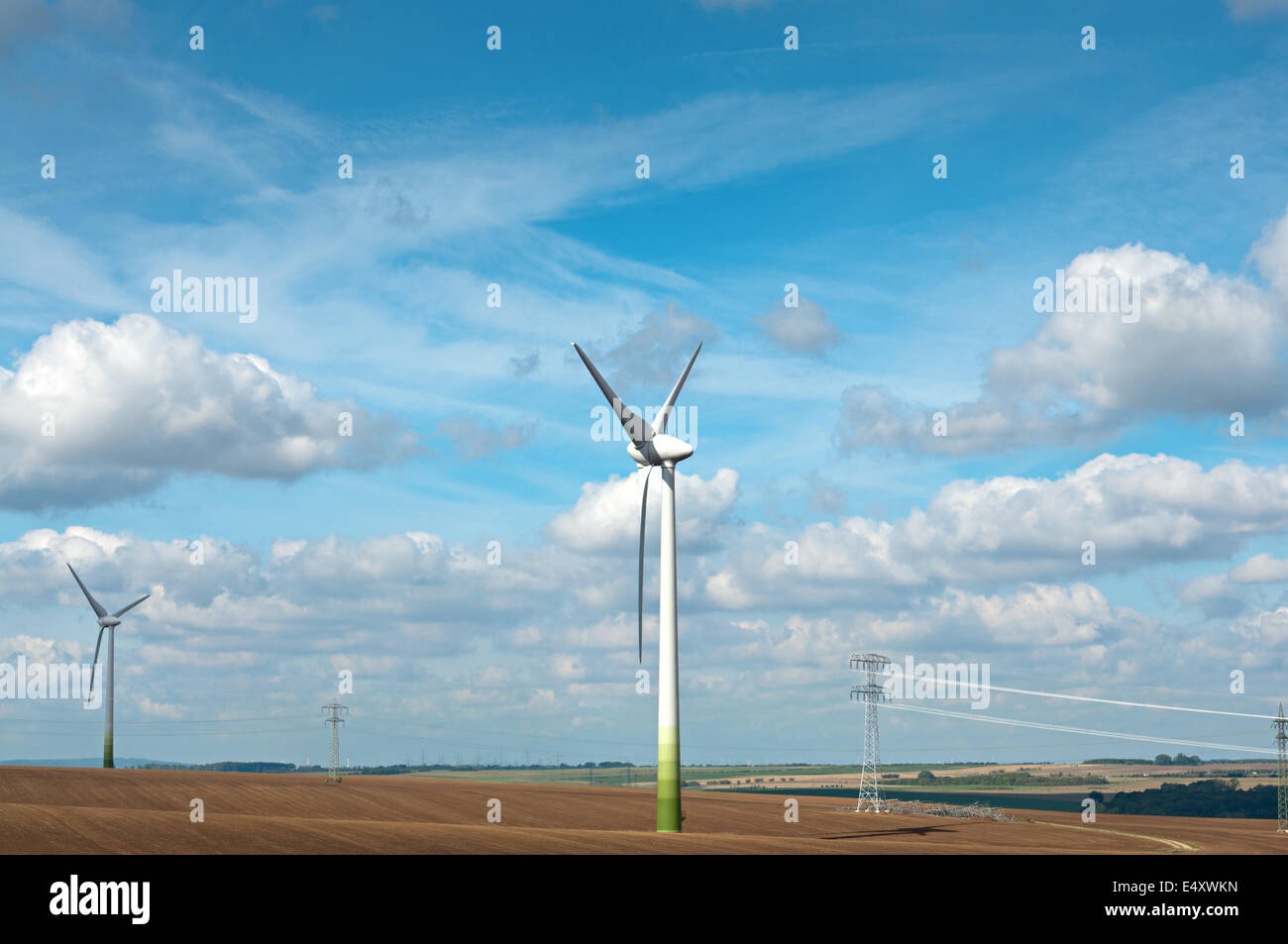 Les générateurs d'énergie éolienne sur le terrain. Banque D'Images