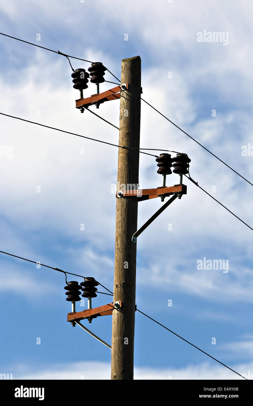 Poteau électrique contre un ciel bleu Banque D'Images