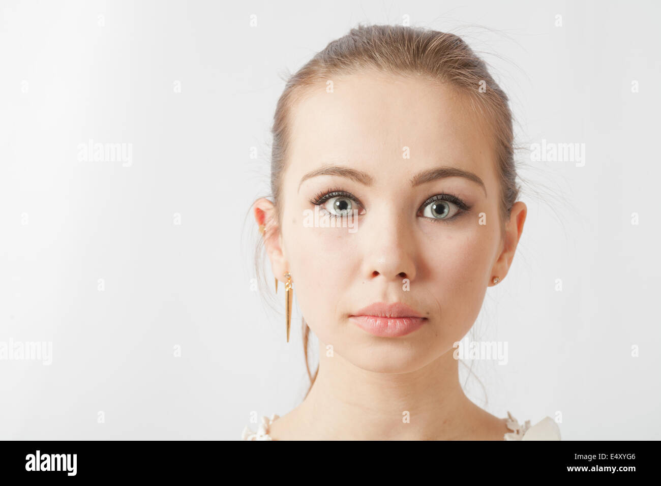 Portrait d'une femme blonde expression vide Banque D'Images