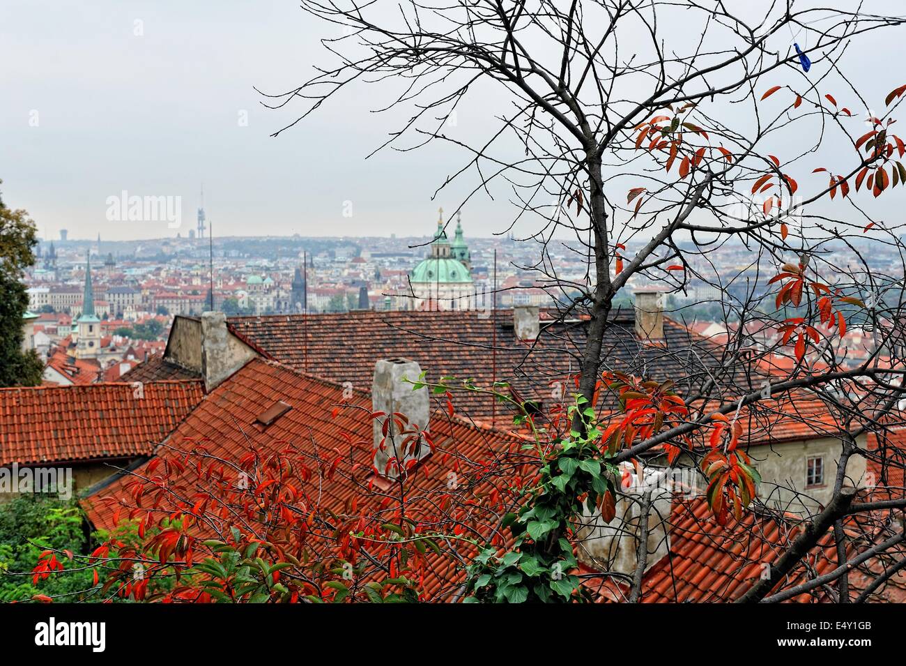 L'automne de Prague. Les toits de la vieille ville. Banque D'Images