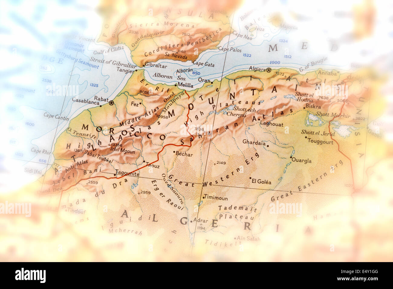 Traveler est concentré sur les montagnes de l'atlas - préparation pour le voyage Banque D'Images