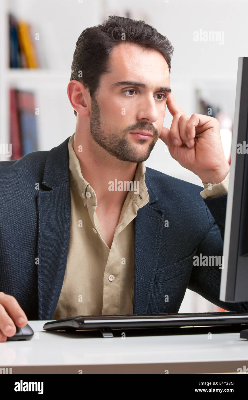 Man Looking At A Computer Monitor Banque D'Images