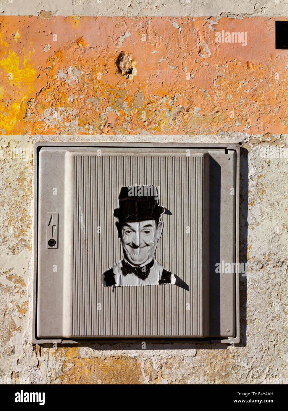 Photo photocopiée de silent film comédien Stan Laurel collé à un mur dans une rue de Pons le sud-ouest de la France Banque D'Images