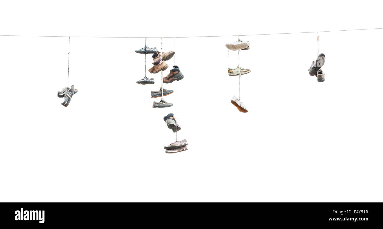 Beaucoup de vieilles bottes ou chaussures usées accrocher sur un câble électrique Banque D'Images