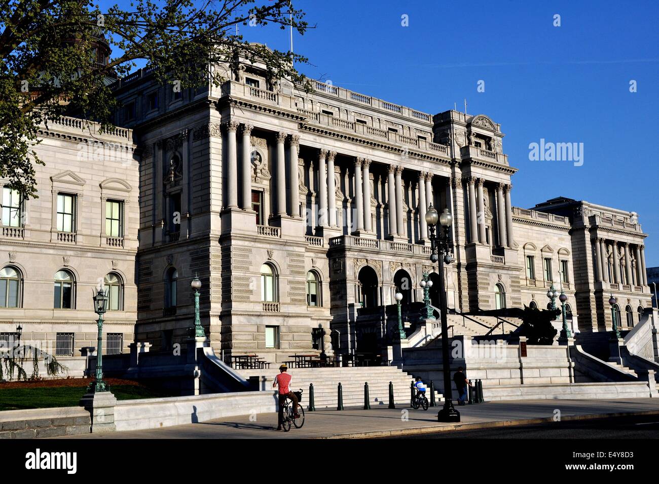 Washington, DC : Un cycliste s'arrête en face de l'Beaux Arts façade de l'immeuble de Jefferson à la Bibliothèque du Congrès Banque D'Images