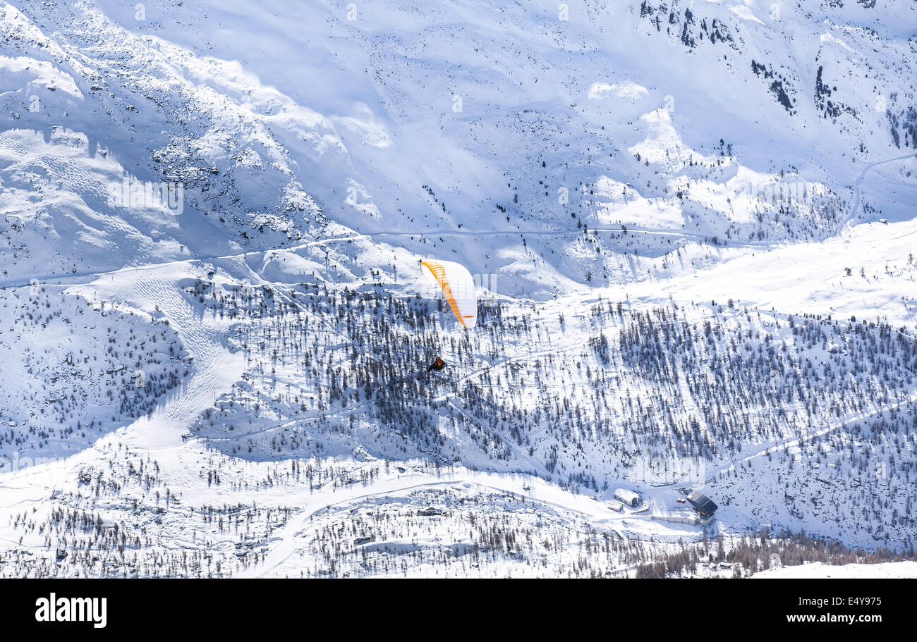 Alpes collines de neige avec parachute orange Banque D'Images