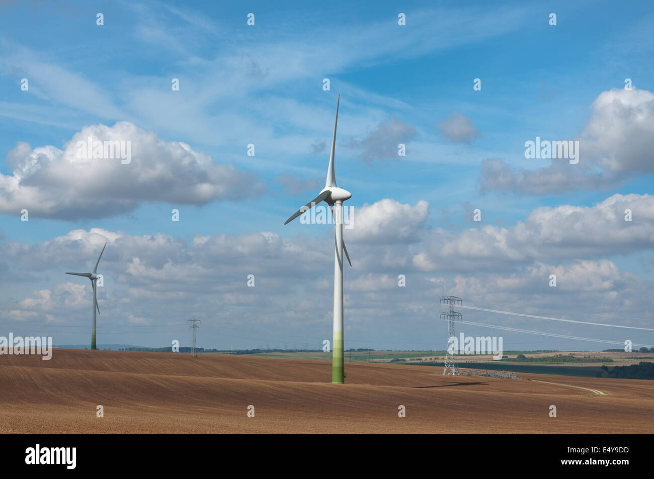 Vent générateurs électriques sur terrain. Banque D'Images