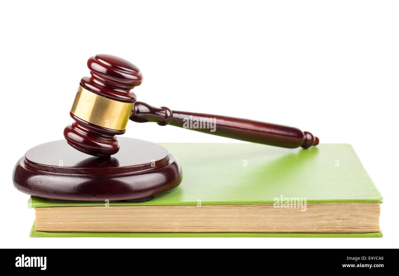 Wooden gavel et livre vert Banque D'Images