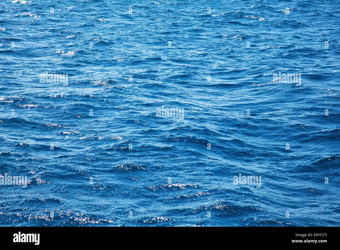 L'eau de l'océan bleu profond avec des vagues Banque D'Images