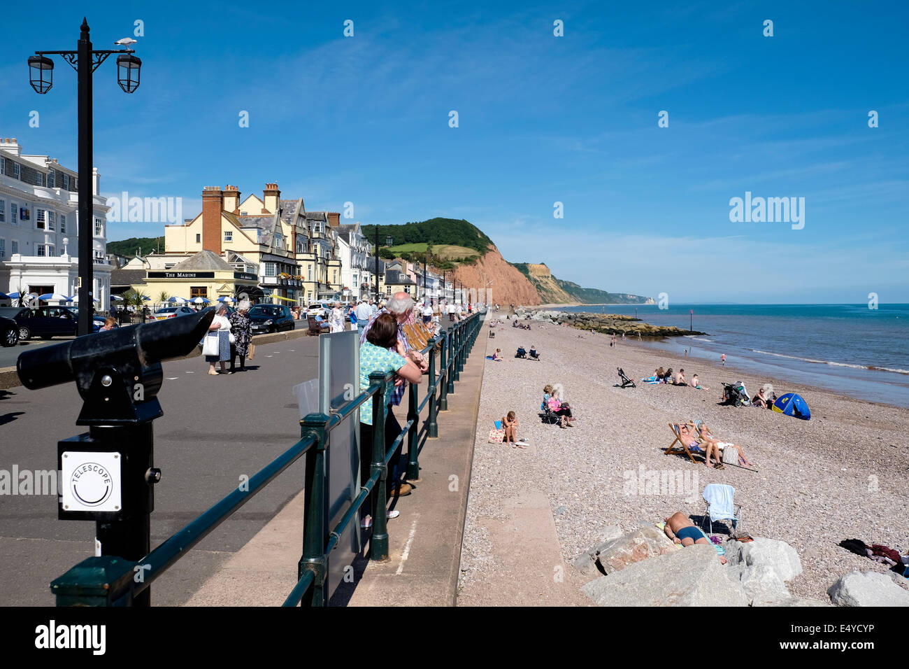 La ville de Sidmouth, Angleterre 17 Juillet, 2014. Les personnes bénéficiant de la canicule au bord de Devon. Credit : dPAD/Alamy Live News Banque D'Images